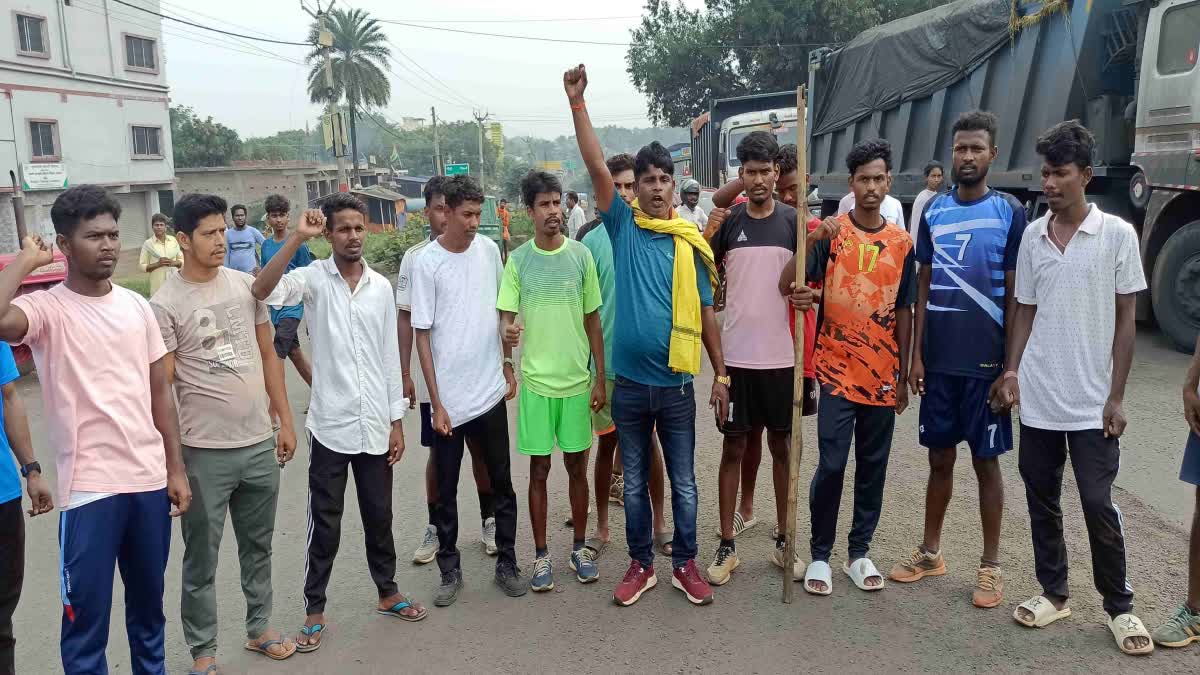 students-blocked-road-demanding-cancellation-of-jssc-cgl-exam-in-dumka