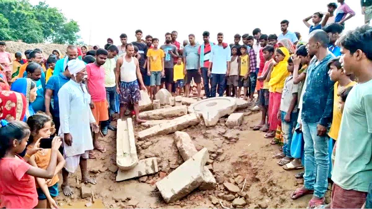 खुदाई में मिले मंदिर और शिवलिंग के अवशेष