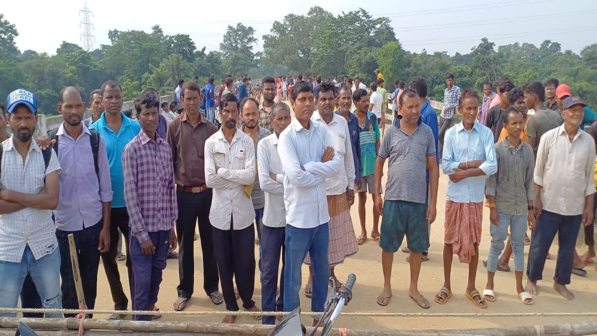 Villagers angry due to nonconstruction of approach road of Itagarh Asangi bridge of Seraikela