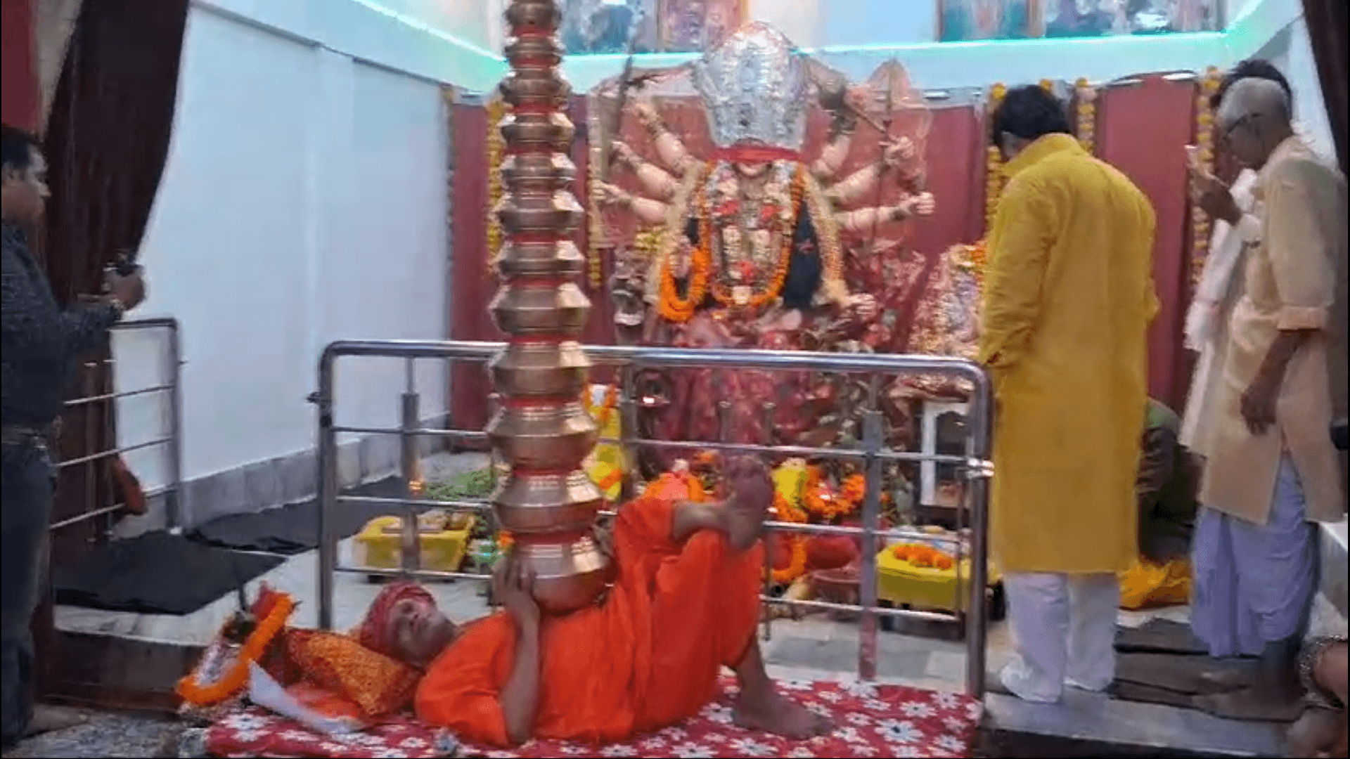 नौलखा मंदिर में बाबा की साधना