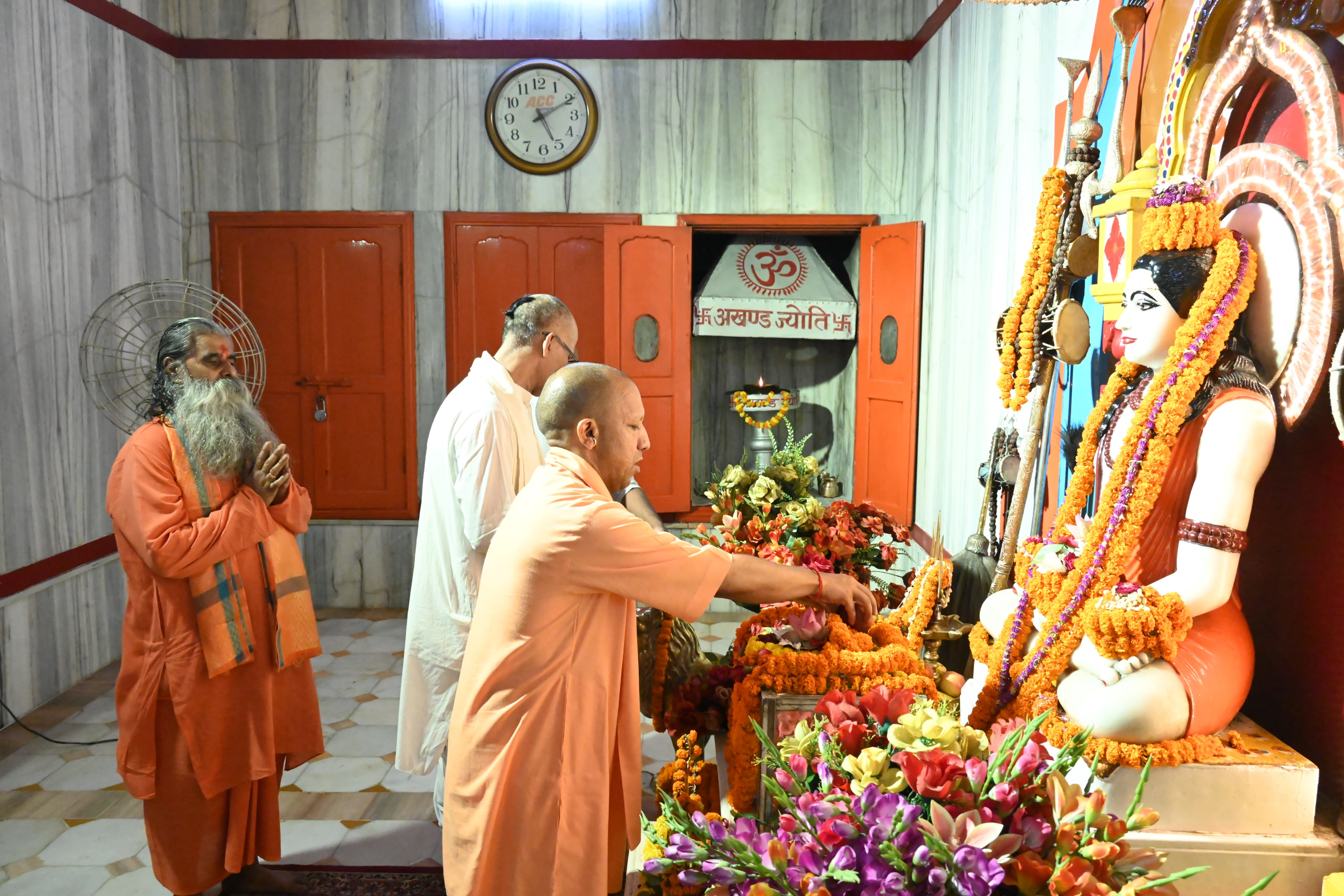 गोरखनाथ मंदिर के शक्तिपीठ में पूजा अर्चना करते सीएम योगी आदित्यनाथ.