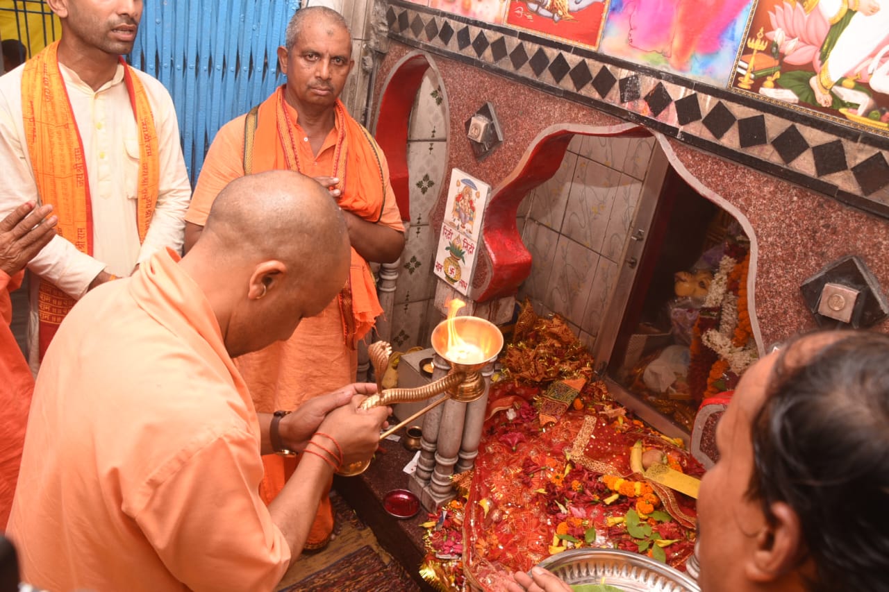 गोरखपुर में बुढ़िया माई मंदिर में पूजा करते सीएम योगी आदित्यनाथ.