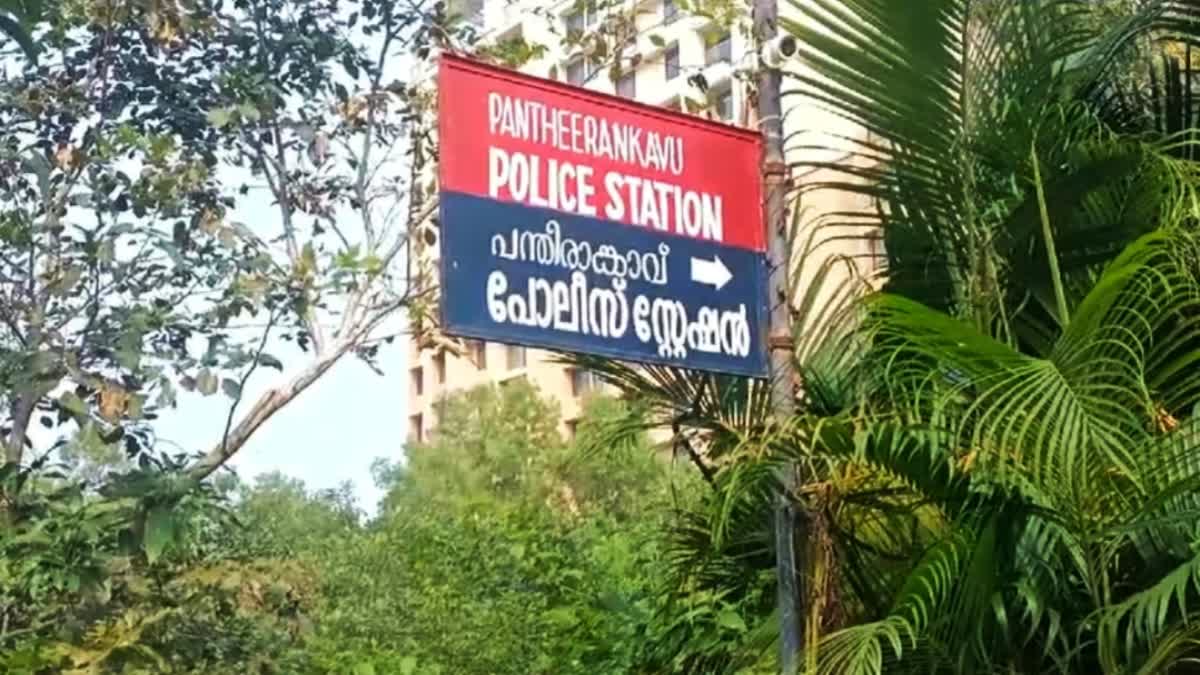 Grade SI Suspended For Sent Obscene Messages  SI Suspended For Misbehavior  Kozhikode Pantheeramkavu Police Station  Kozhikode Latest News  Crime Under Obscene Messages To Mobile Phone  അശ്ലീല സന്ദേശങ്ങളും വീഡിയോകളും അയച്ചു  യുവതിയുടെ നമ്പറിലേക്ക് അശ്ലീല സന്ദേശങ്ങള്‍  ഗ്രേഡ് എസ്ഐക്ക് സസ്പെൻഷൻ  പന്തീരങ്കാവ് യുഎപിഎ കേസ്  പട്രോളിങിനിടെ പൊലീസുകാരന് നേരെ ആക്രമണം