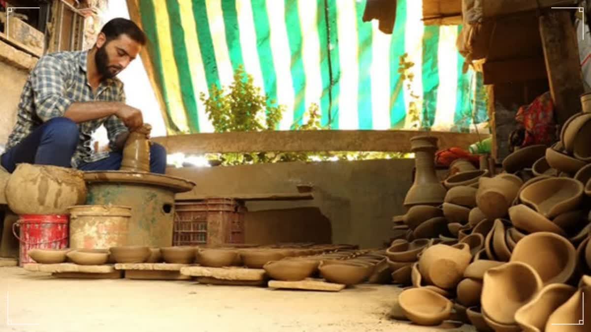 Etv BharatKashmiri Potter busy on wheel making earthen lamps ahead of Diwali