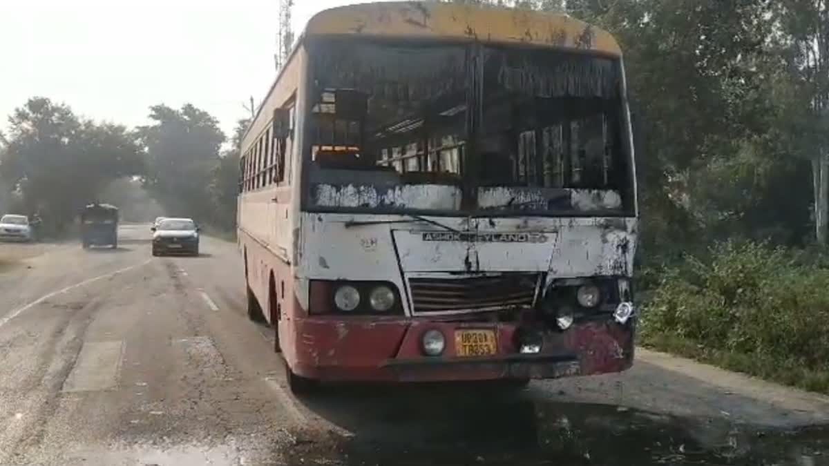 Bus Collides With Tanker With Coal Tar  Bus Collides Coal Tar Tanker  Bijnor News  Bijnor Accident  Road Accidents In India  ബസ് ടാറുമായി വരുന്ന ലോറിയില്‍ ഇടിച്ചു  ബസും ലോറിയും കൂട്ടിയിടിച്ച് അപകടം  ടാര്‍ ദേഹത്ത് വീണ് അപകടം  റോഡപകടങ്ങള്‍ പെരുകുന്നു  റോഡ് അപകടങ്ങള്‍ തടയുന്നതെങ്ങനെ