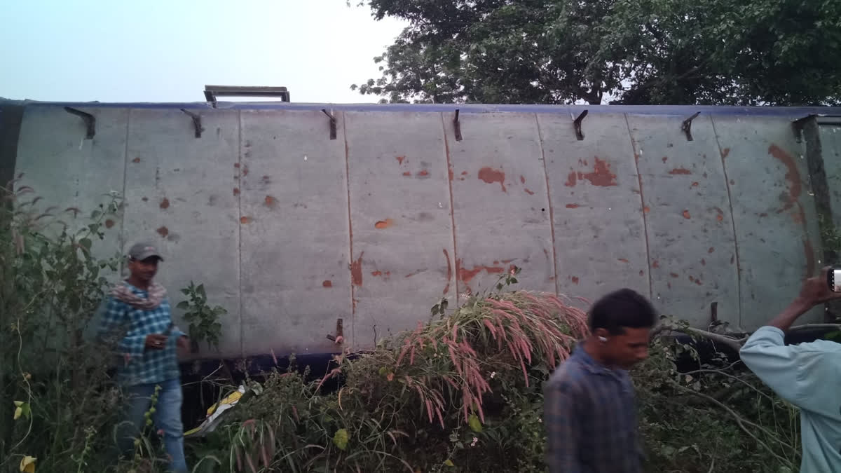 Bus going from Pakur to Vardhaman overturned in Dumka