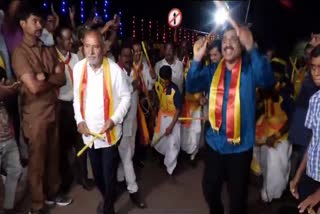 sanganna-karadi-gali-janardhana-reddy-danced-in-kannada-jyothi-rathayathra