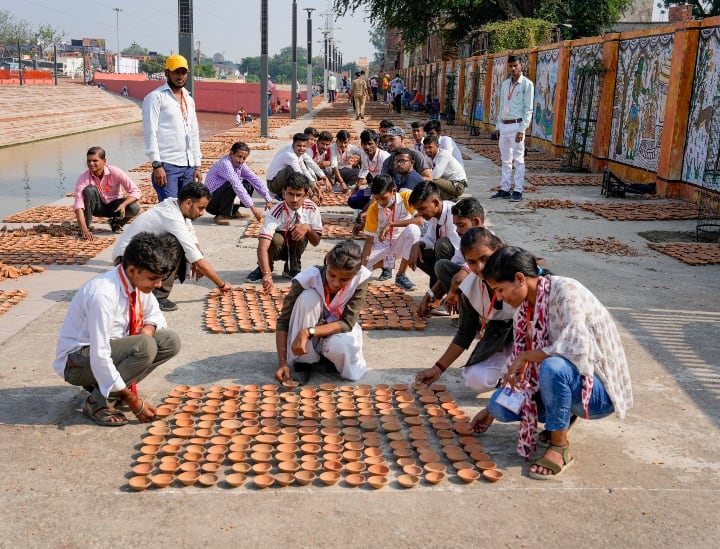 वालंटियर जी-तोड़ मेहनत कर रहे हैं.