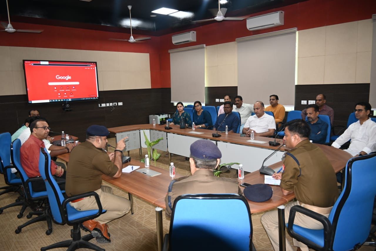 प्रॉक्टोरियल बोर्ड की बैठक में शामिल संस्थान और पुलिस-प्रशासन से जुड़े अधिकारी.