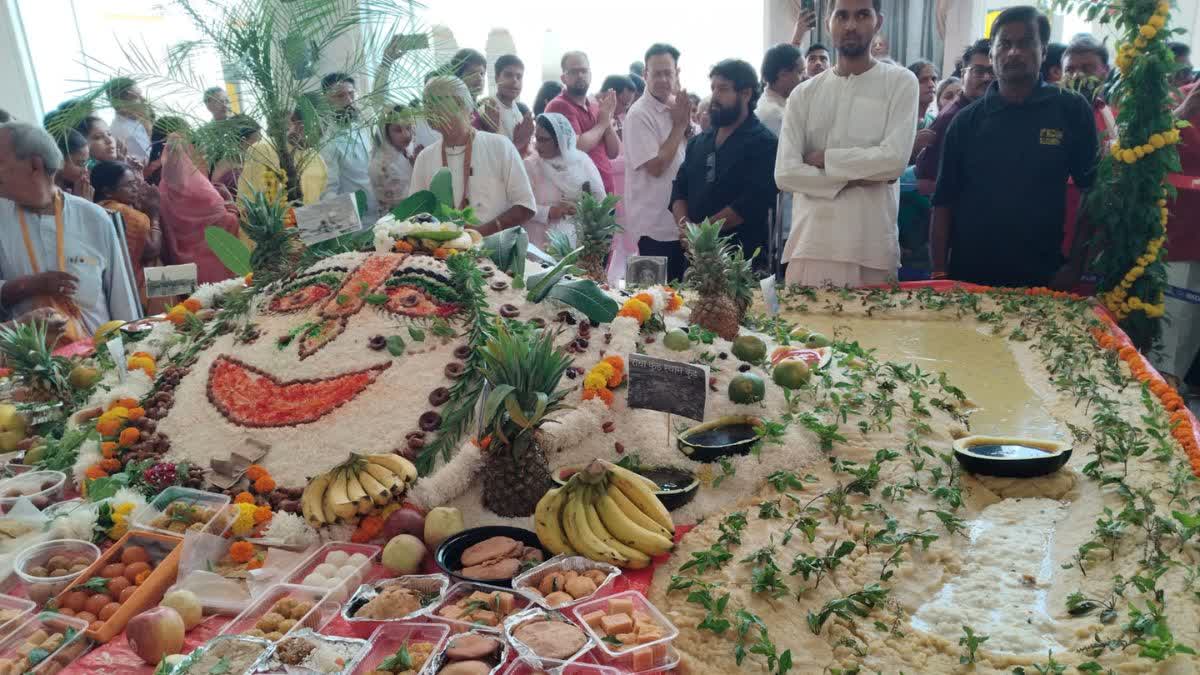 कई भोग से तैयार की गई श्री गिरिराज जी की प्रतिमा.