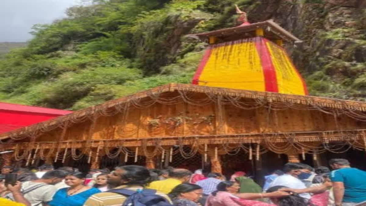 On the auspicious festival of Bhai Dooj, the doors of the renowned Yamunotri Dham were ceremoniously closed for the winter season at 12:05 pm, during the Abhijit Muhurta.