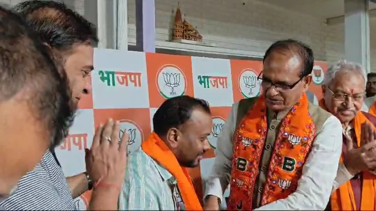 Hemant Soren proposer and Sido Kanhu descendants Mandal Murmu joined BJP in Deoghar