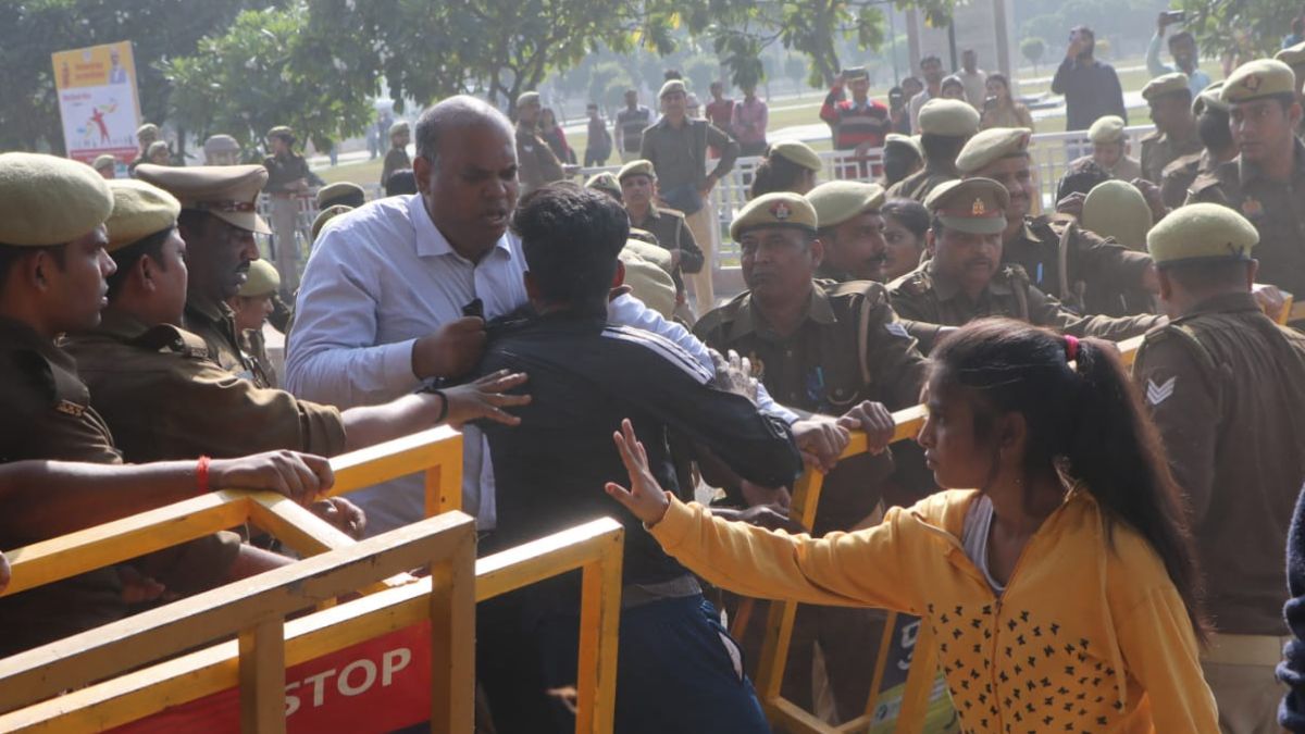 लखनऊ के डॉ. शकुंतला मिश्रा राष्ट्रीय पुनर्वास विश्वविद्यालय में प्रदर्शन कर रहे दिव्यांग छात्र-छात्राओं की पुलिस से झड़प.