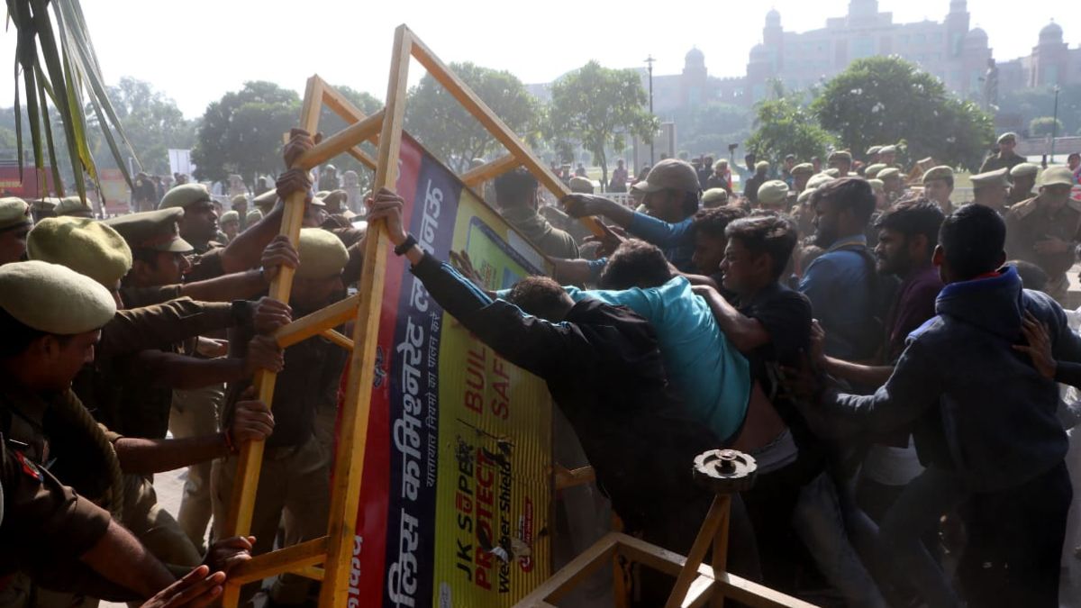 लखनऊ के डॉ. शकुंतला मिश्रा राष्ट्रीय पुनर्वास विश्वविद्यालय में प्रदर्शन कर रहे दिव्यांग छात्र-छात्राओं की पुलिस से झड़प.