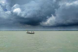 ঘূর্ণিঝড়ের জেরে বঙ্গে বৃষ্টি