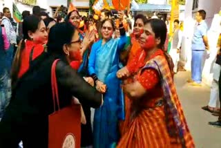 जीत के जश्न में डूबी बिहार बीजेपी की महिला कार्यकर्ता