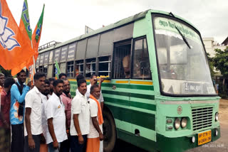 Celebration of BJP victory in three state elections by offering sweets in manapparai