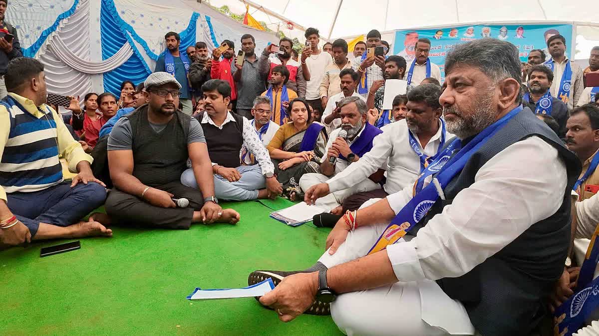 DCM DK SHIVAKUMAR MET AND INTERACTED WITH CIVIC WORKERS PROTESTING AT FREEDOM PARK