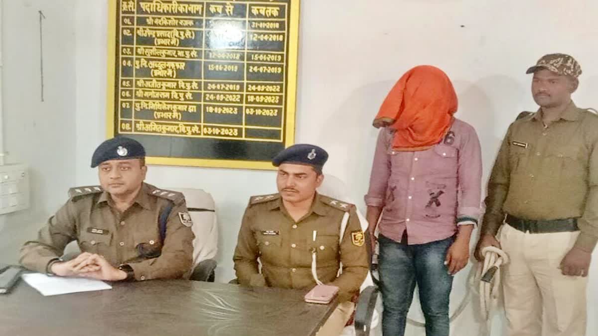 पुलिस गिरफ्त में अपराधी.