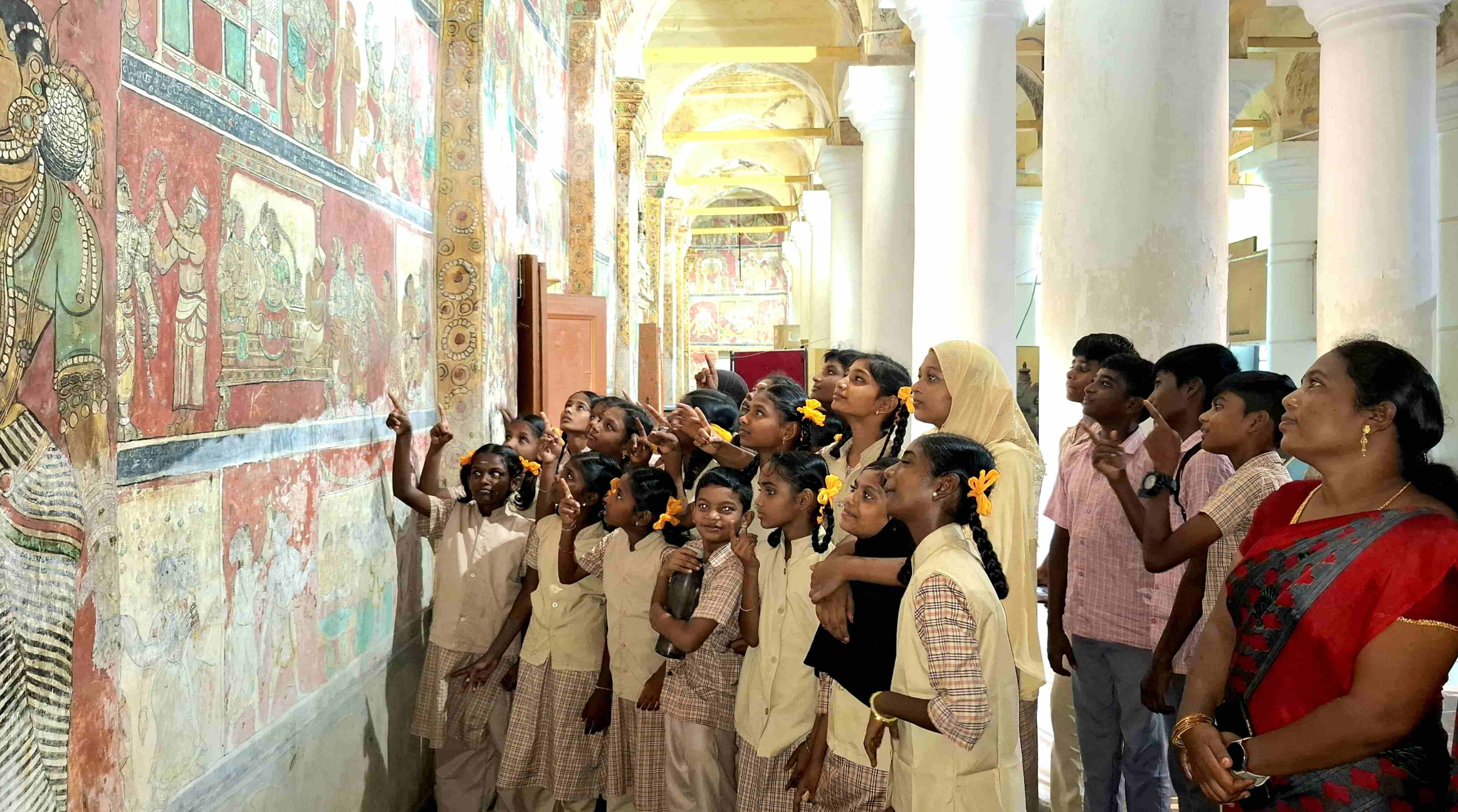 ராமநாதபுரம் சேதுபதி மன்னர் அரண்மனையை பார்வையிட்ட பள்ளி மாணவர்கள்