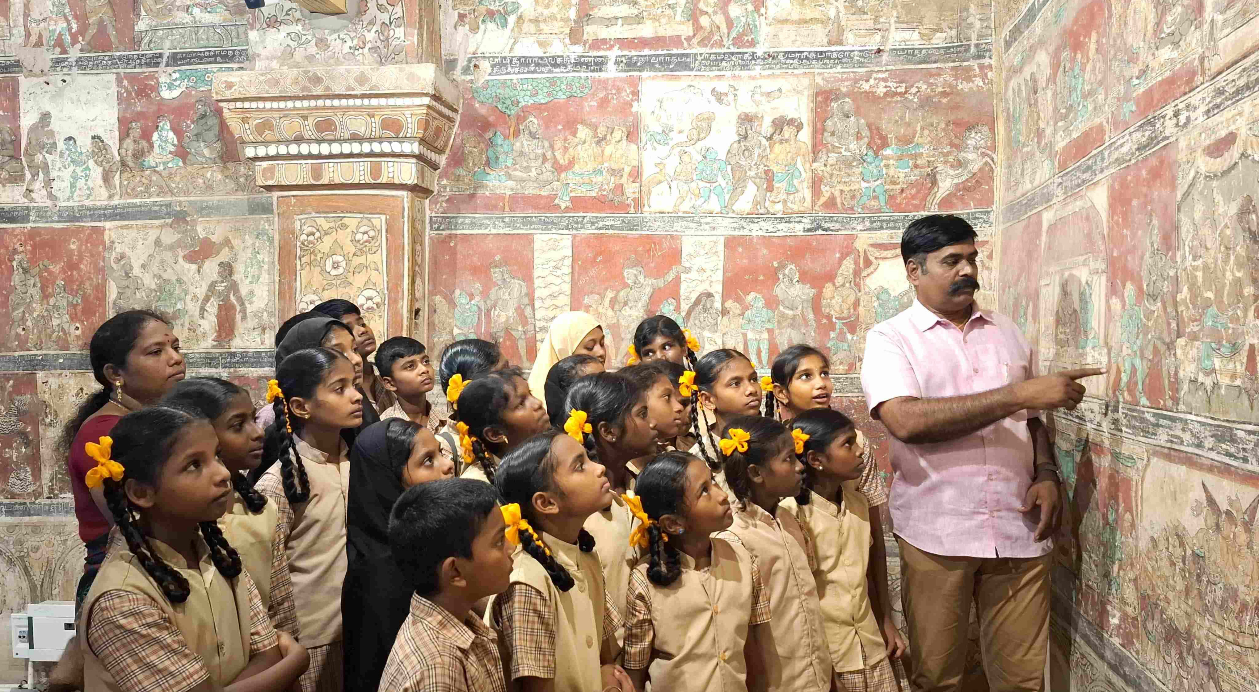 ராமநாதபுரம் சேதுபதி மன்னர் அரண்மனையை வியந்து பார்க்கும் மாணவர்கள்