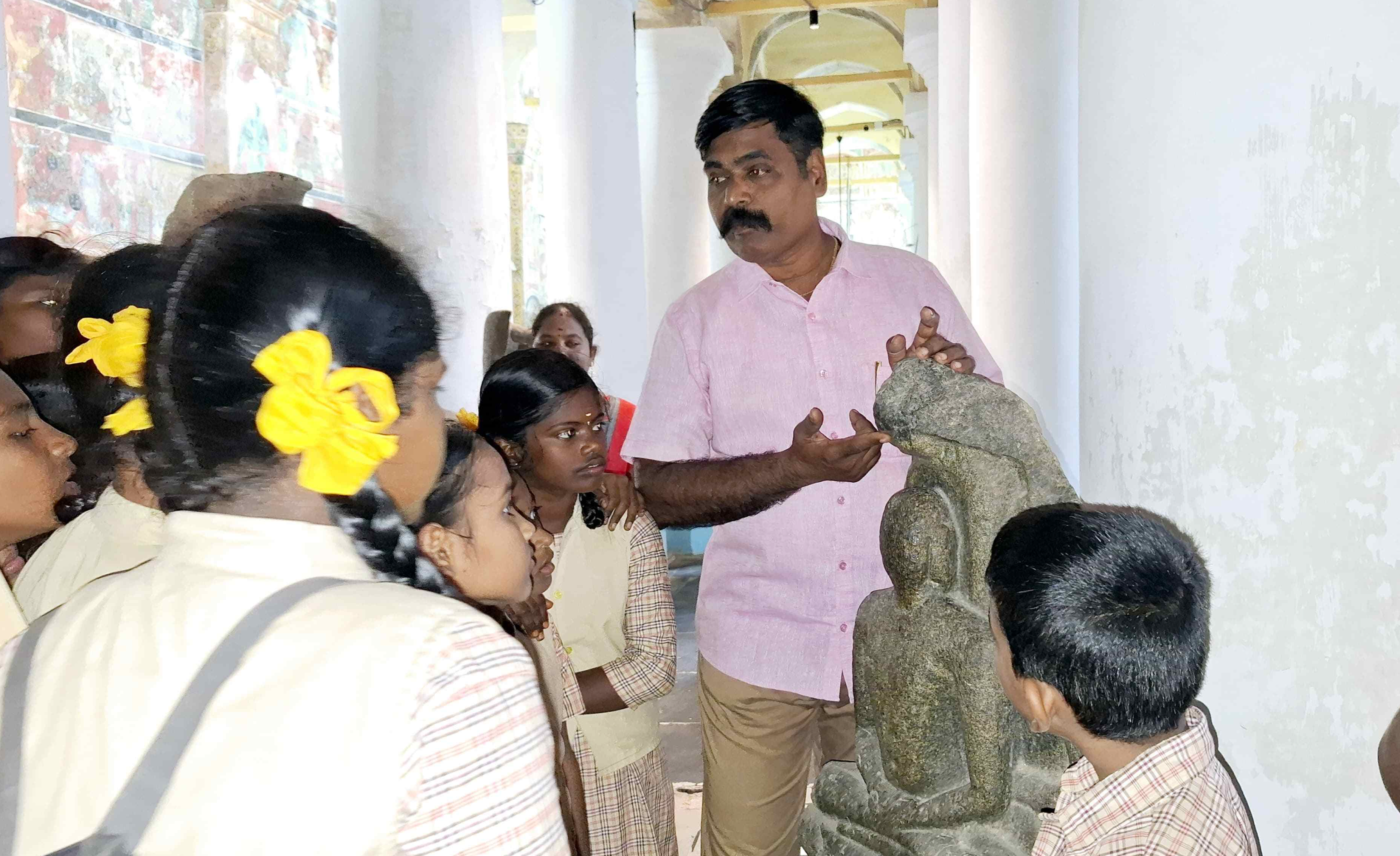 ராமநாதபுரம் ராமலிங்கவிலாசம் அரண்மனையில் உள்ள மகாவீரர் சிற்பம் குறித்து வே.ராஜகுரு மாணவர்களுக்கு விளக்கும் காட்சி