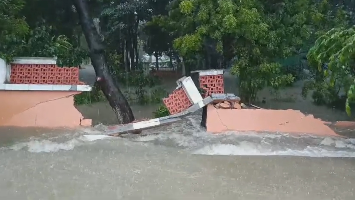 திருவண்ணாமலை மாவட்ட ஆட்சியர் பங்களாவின் காம்பவுண்ட் சுவர் இடிந்து விழுந்தது