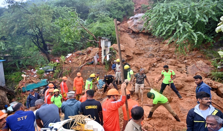 திருவண்ணாமலை இடர்பாடுகளில் சிக்கியவர்களை மீட்கும் பணியில் மீட்பு படையினர்