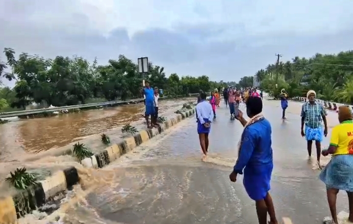 கடலூரில் சாலைகள் வழி வெளிவரும் வெள்ள நீர்