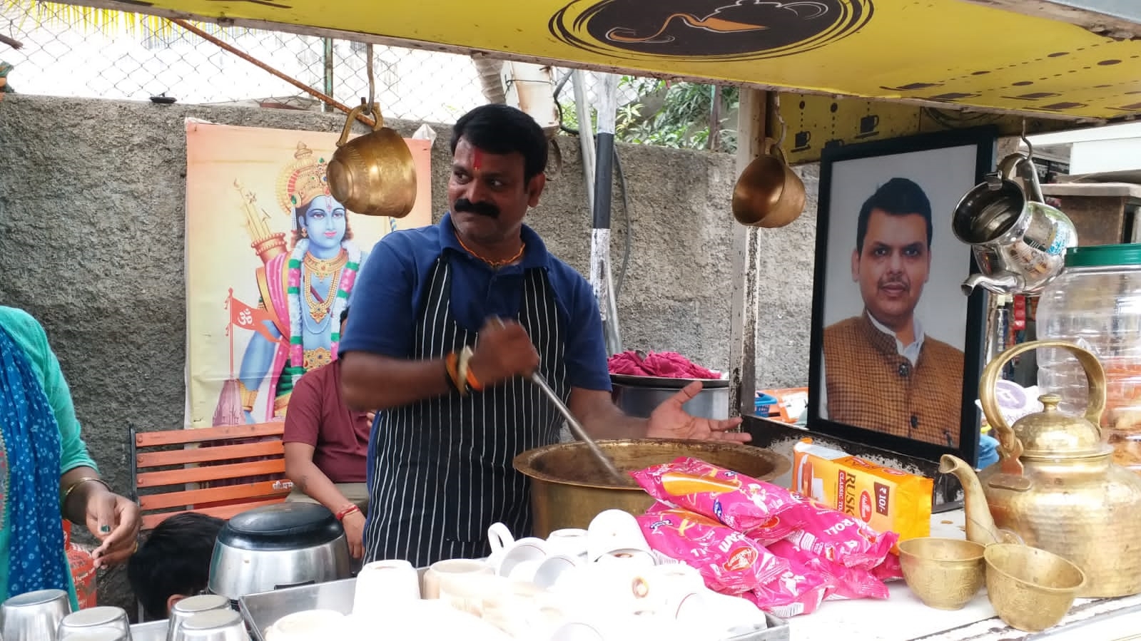 GOPAL BAWANKULE  DEVENDRA FADNAVIS  MAHARASHTRA SWEARING IN  NAGPUR TEA SELLER