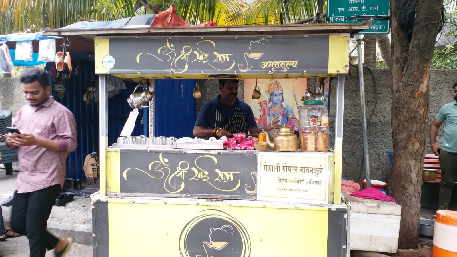 GOPAL BAWANKULE  DEVENDRA FADNAVIS  MAHARASHTRA SWEARING IN  NAGPUR TEA SELLER