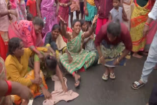 Tiruvannamalai: Relatives Of Family Of 7, Who Died In Landslide, Sit On Road And Mourn Loss