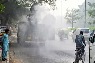 नई दिल्ली में वायु प्रदूषण को रोकने के लिए बहुउद्देश्यीय वाहन पर लगी एंटी-स्मॉग गन से पानी की बूंदें छिड़की जा रही हैं.