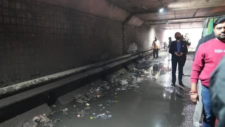 Alleged cracks on Nand Nagri railway bridge in Delhi.