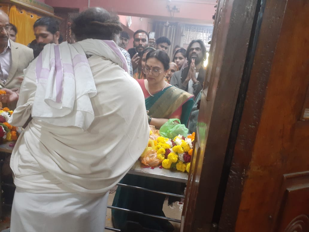 Deepika Chikaliya reached Badhai Rangai temple Vidisha