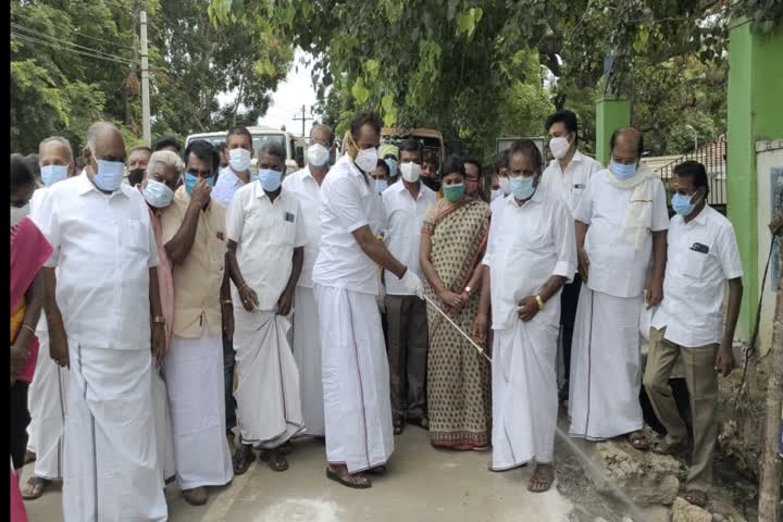 மருத்துவமனையில் நோயாளிகளுக்கு மதிய உணவு வழங்கிய எஸ்.பி.வேலுமணி