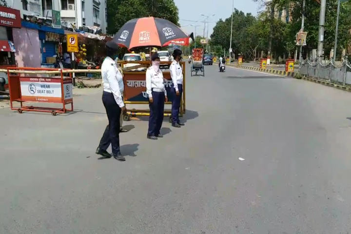 पटना की सड़क पर यातायात पुलिस