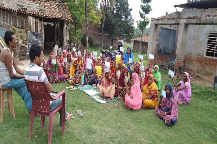 women pay tribute to the martyred Indian soldiers on the india-china border