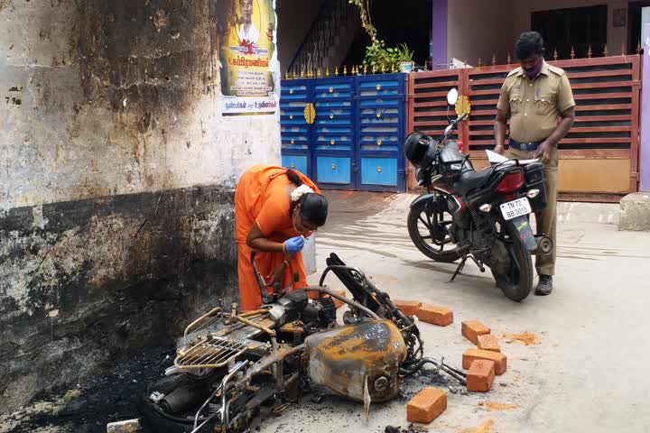 ஆய்வு செய்யும் தடவியல் துறையினர் 