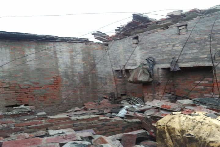 house roof collapsed due to heavy rain