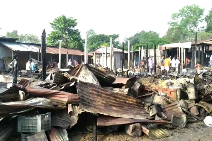 ফকিৰাগ্ৰামত  অগ্নিকাণ্ডত জাহ গ'ল লক্ষাধিক টকাৰ সা - সম্পত্তি 