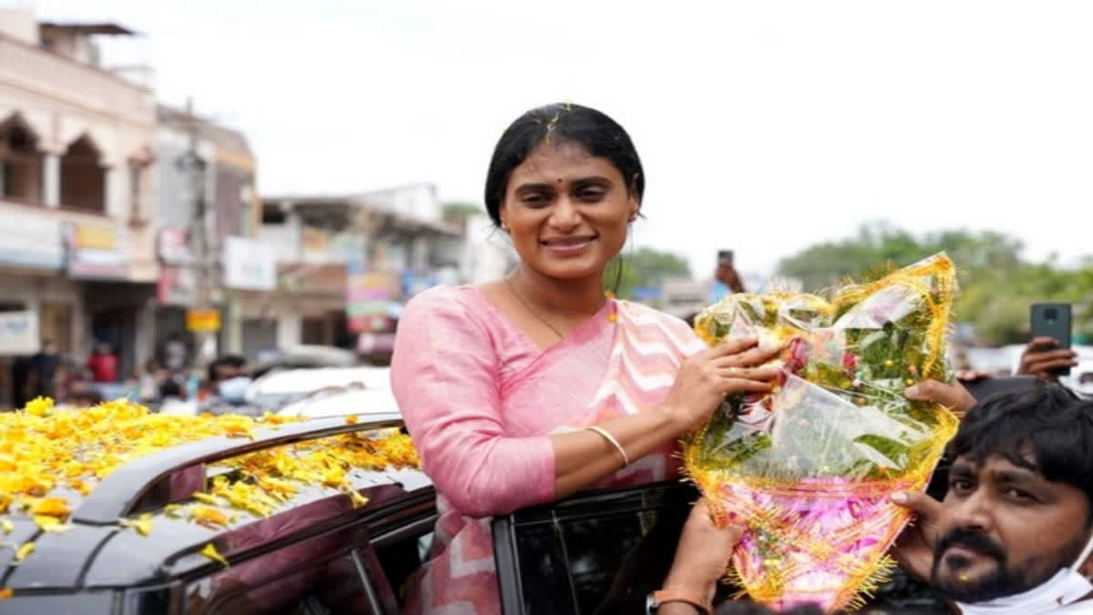 காங்கிரசில் இணைந்த ஆந்திர முதல்வரின் சகோதரி ஒய்.எஸ்.ஷர்மிளா..!, ysr-telangana-party-chief-ys-sharmila-has-joined-the-congress-party