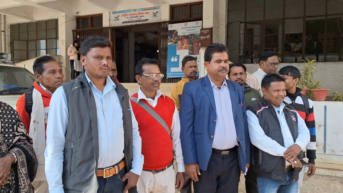 Delegation of Paharia tribe met Pakur DC