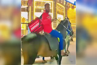 boy rides horse  deliver food  ಗ್ರಾಹಕನಿಗೆ ಫುಡ್​ ಡೆಲಿವರಿ  ಕುದುರೆ ಏರಿ  ಜೋಮೋಟೋ ಬಾಯ್​