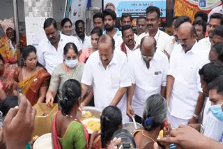 மக்களுக்கு இலவச உணவுகளை வழங்கிய அமைச்சர் எம் ஆர் கே பன்னீர்செல்வம்!