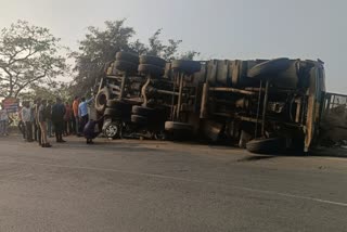 Dang Accident News : લાકડાનો જથ્થો ભરેલી ટ્રક કાર પર પલટી જતાં ચારનાં મોત, સાપુતારા ઘાટ માર્ગનો બનાવ