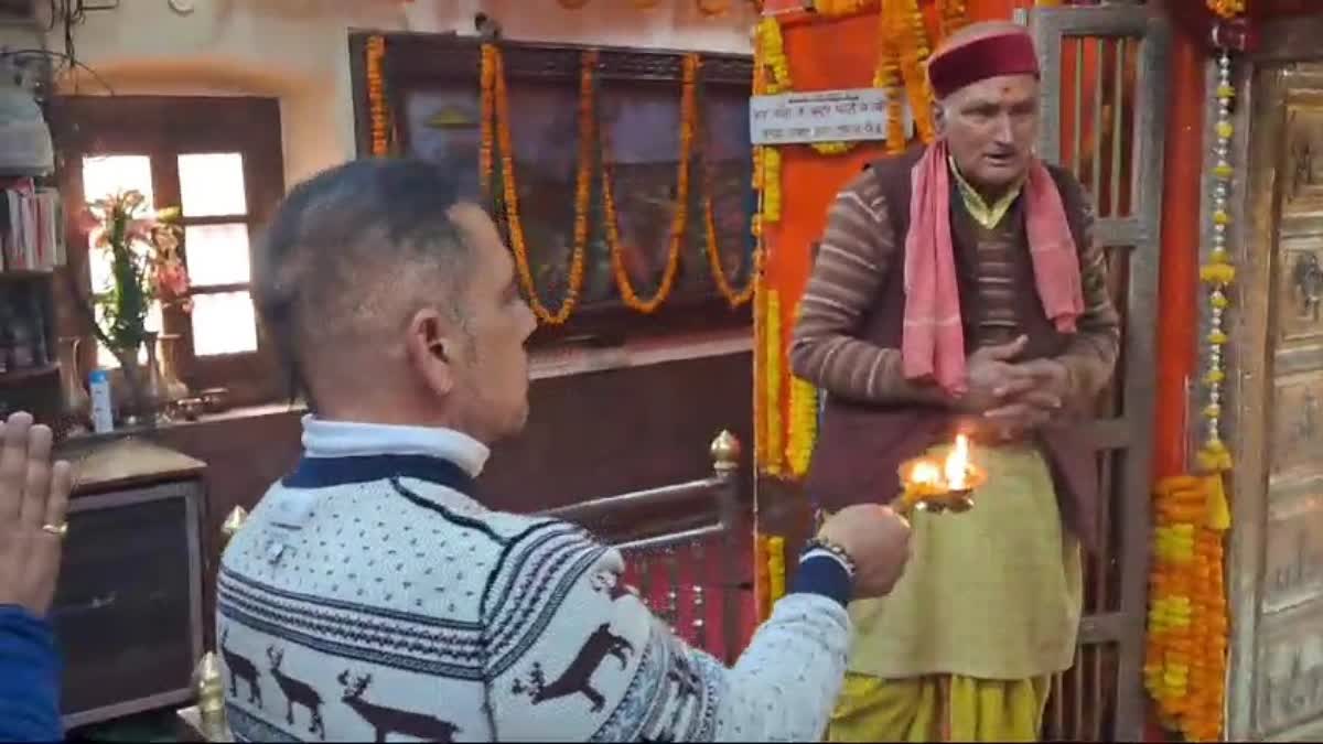 जाखू मंदिर में रॉबर्ट वाड्रा ने की पूजा