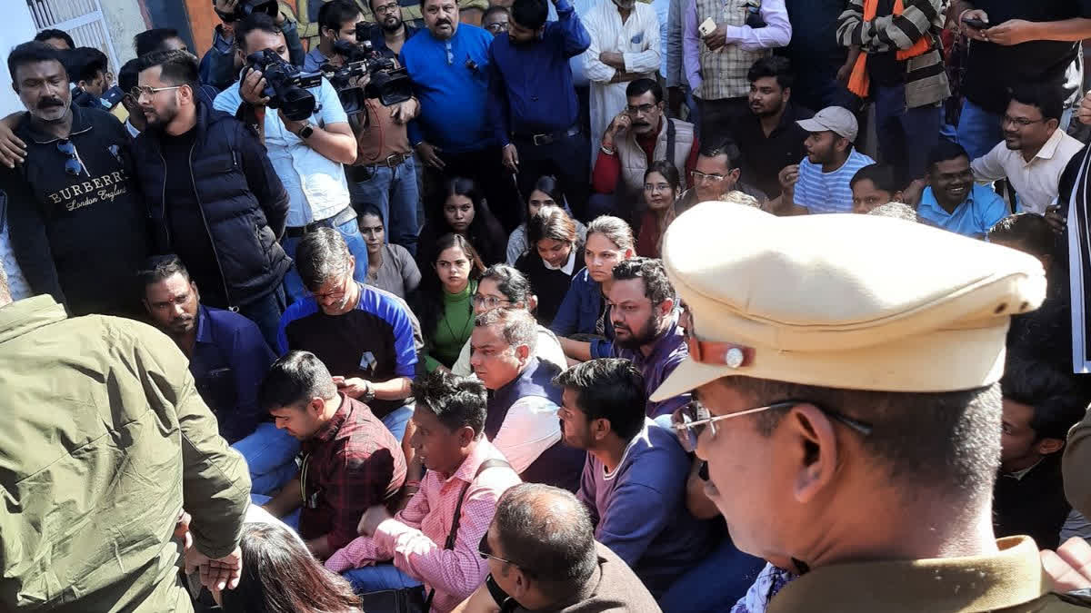 Mediapersons protest at Raj Bhavan over journalist Mukesh Chandrakar murder.