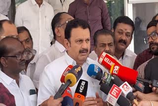 K MURALEEDHARAN  WEARING SHIRT INSIDE THE TEMPLE ROW  DEVASWOM BOARD  കെ മുരളീധരൻ