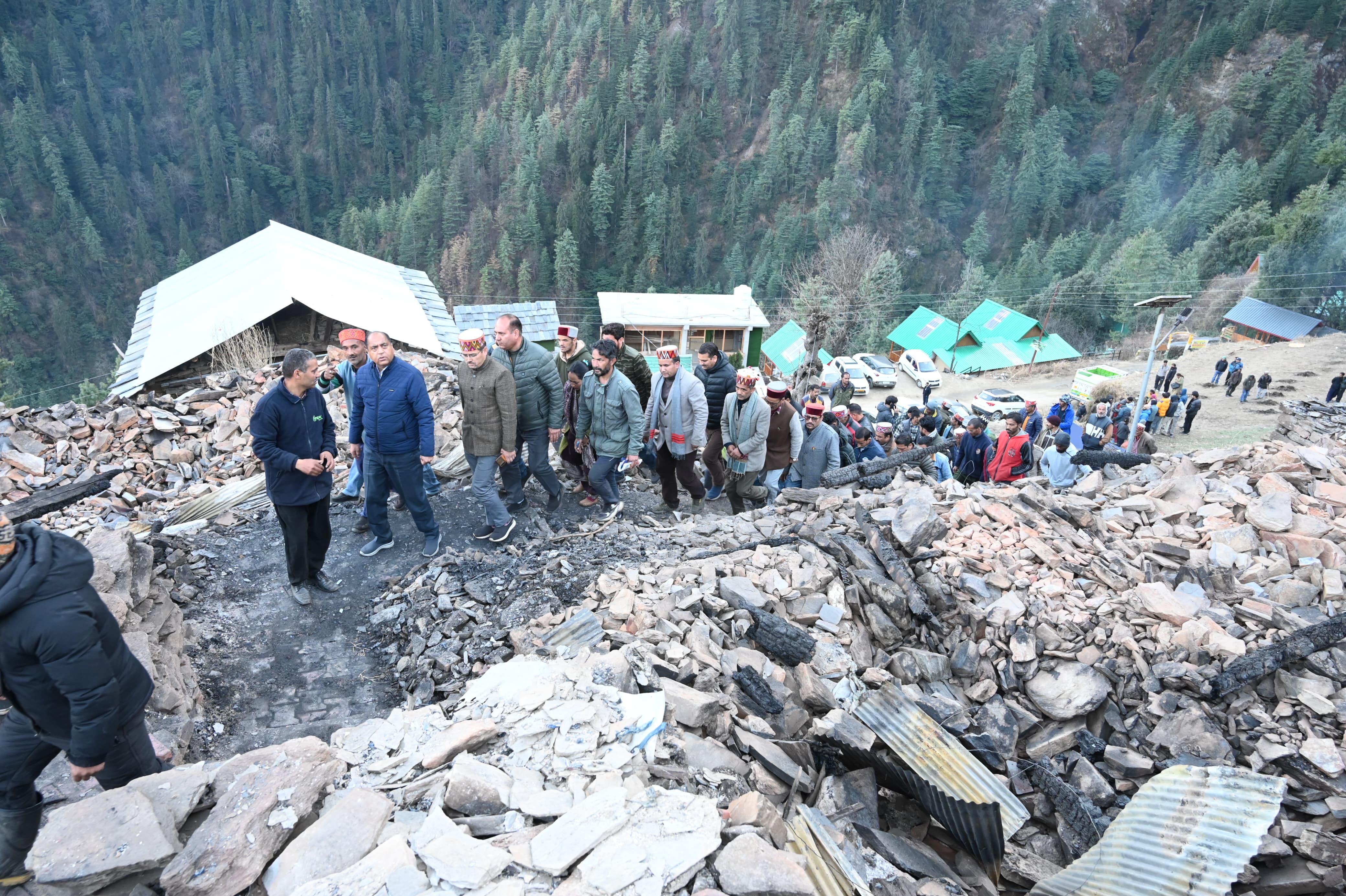 अग्निकांड प्रभावित तांदी गांव पहुंचे जयराम ठाकुर